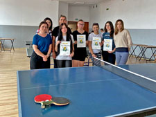 Uczennice kontra nauczyciele w tenisie stołowym