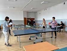Uczennice kontra nauczyciele w tenisie stołowym